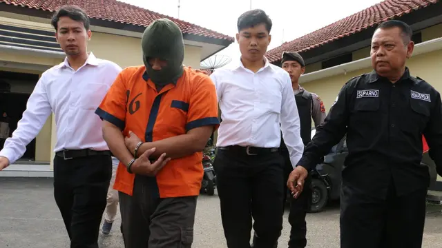 HS alias Kanjeng Sultan ditangkap polisi Kebumen lantaran diduga mencabuli gadis atau anak di bawah umur. (Foto: Liputan6.com/Polres Kebumen/Muhamad Ridlo)