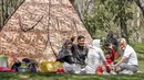 Warga Iran menjunjung tinggi tradisi lama pada hari ketiga belas Nowruz dengan menghabiskan waktu di luar ruangan. (Photo by AFP)