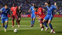 Ricardo Rodriguez mencoba lewati dua pemain Italia saat menghadapi Swiss pada laga 16 besar Euro 2024 di stadion Olympia (AP)