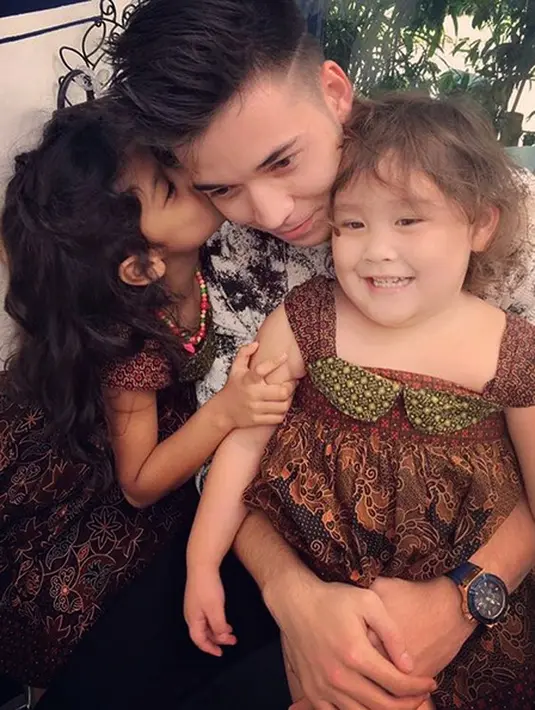 Belum lama ini, foto kedekatan kedua anak Celine Evangelista dengan Stefan William terlihat begitu akrab. Salah satu putrinya, ada yang mencium pipi Stefan, sedangkan yang satu lagi duduk di pangku Stefan. (Instagram/celine_evangelista)