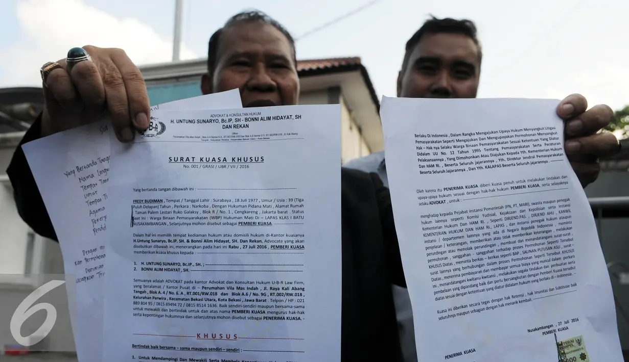 Pengacara Freddy Budiman, Untung Sunaryo usai menjenguk Freddy Budiman di Lapas Nusakambangan, Jawa Tengah, Rabu (27/7). Untung memperlihatkan surat kuasa dari Freddy Budiman. (Liputan6.com/Helmi Afandi)