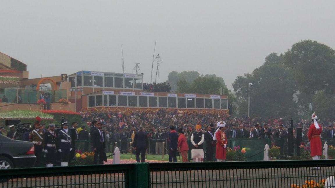 Presiden Jokowi dan Iriana seusai disambut PM Narendra Modi dalam acara Republic Day India ke-69 yang diadakan di New Delhi (26/1/2018). (Liputan6.com/Citra Dewi)