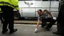 Seorang anggota polisi menandai salah satu lokasi kejadian kecelakaan maut di ruas Jalan Sultan Iskandar Muda, Pondok Indah, Jakarta, Kamis (22/1/2015). (Liputan6.com/Helmi Fithriansyah)