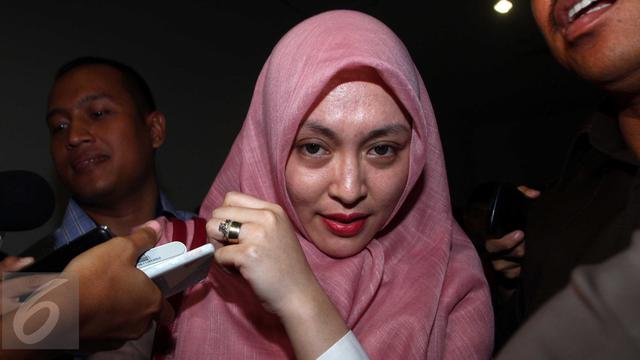 20160106-Kenakan Hijab Merah, Angelina Sondakh Jalani Sidang Nazaruddin