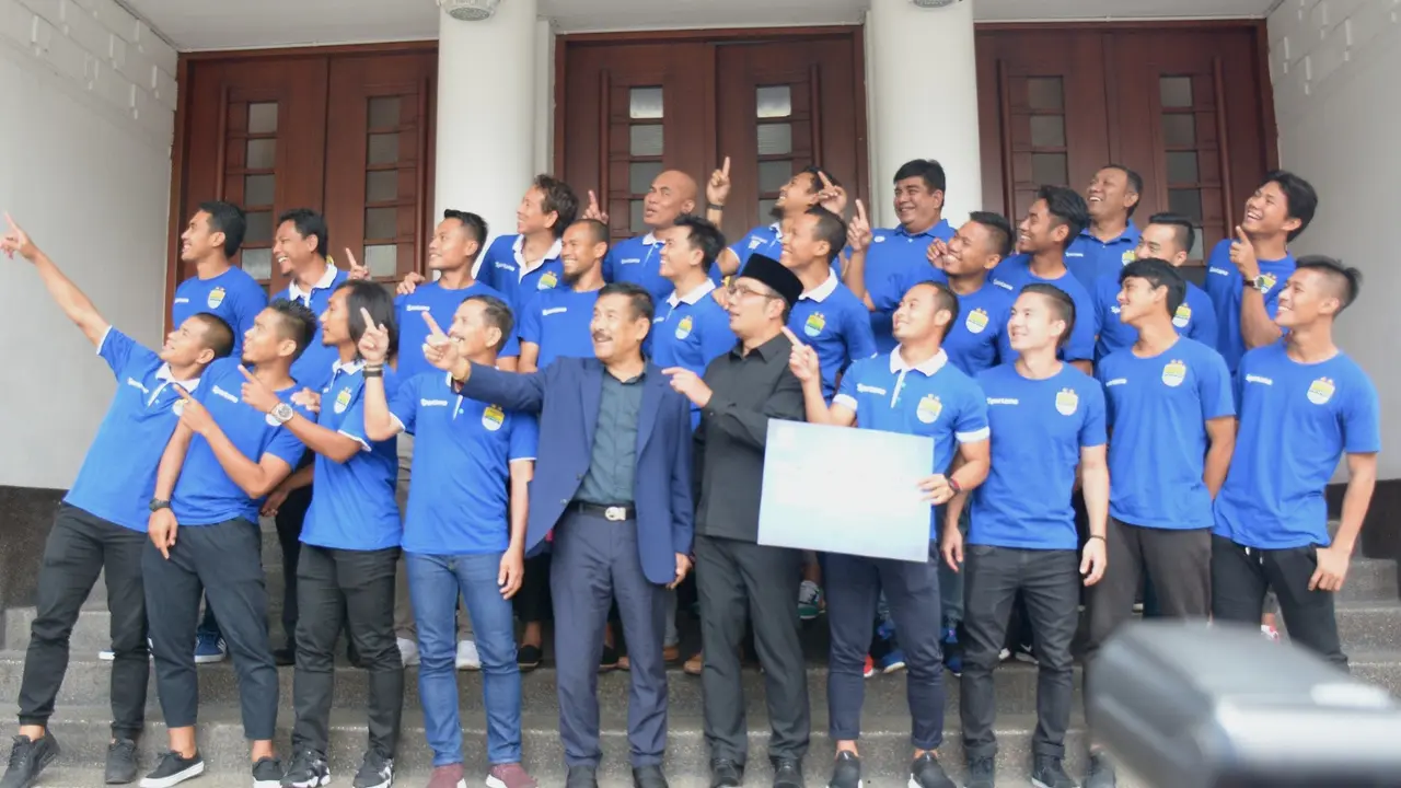 Wali Kota Bandung Ridwan Kamil berpose bersama Persib Bandung di Balai Kota Bandung, Selasa (21/3/2017). 