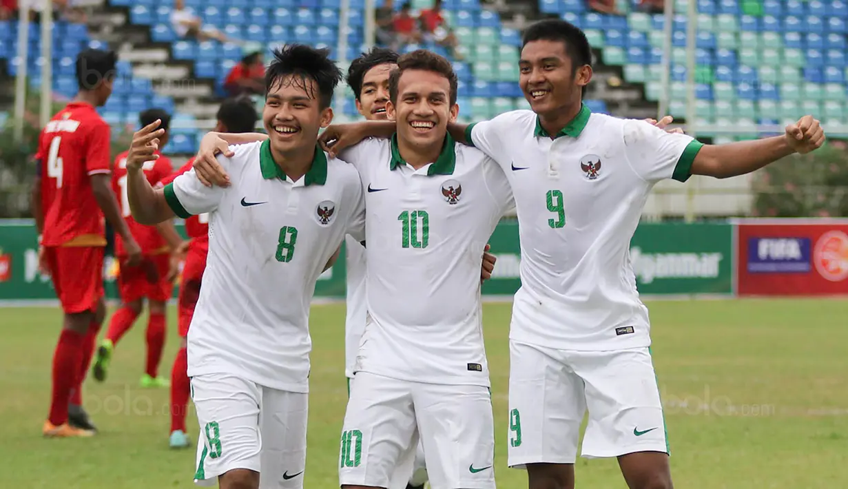 Pemain Timnas Indonesia U-19 merayakan kemenangan usai mengalahkan Myanmar pada laga Piala AFF U-18 di Stadion Thuwunna, Minggu (17/9/2017). Indonesia menang 7-1 atas Myanmar. (Liputan6.com/Yoppy Renato)