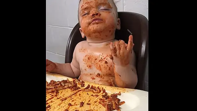 7 Potret Lucu Bocah Ketiduran Waktu Makan Ini Menggemaskan