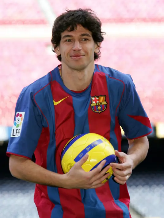 Demetrio Albertini mengakhiri kariernya setelah memperkuat Barcelona tahun 2005. Walau hanya bermain dalam 5 partai, tapi gelar La Liga musim 2004/2005 menjadi penutup karier yang manis. (AFP/Lluis Gene)