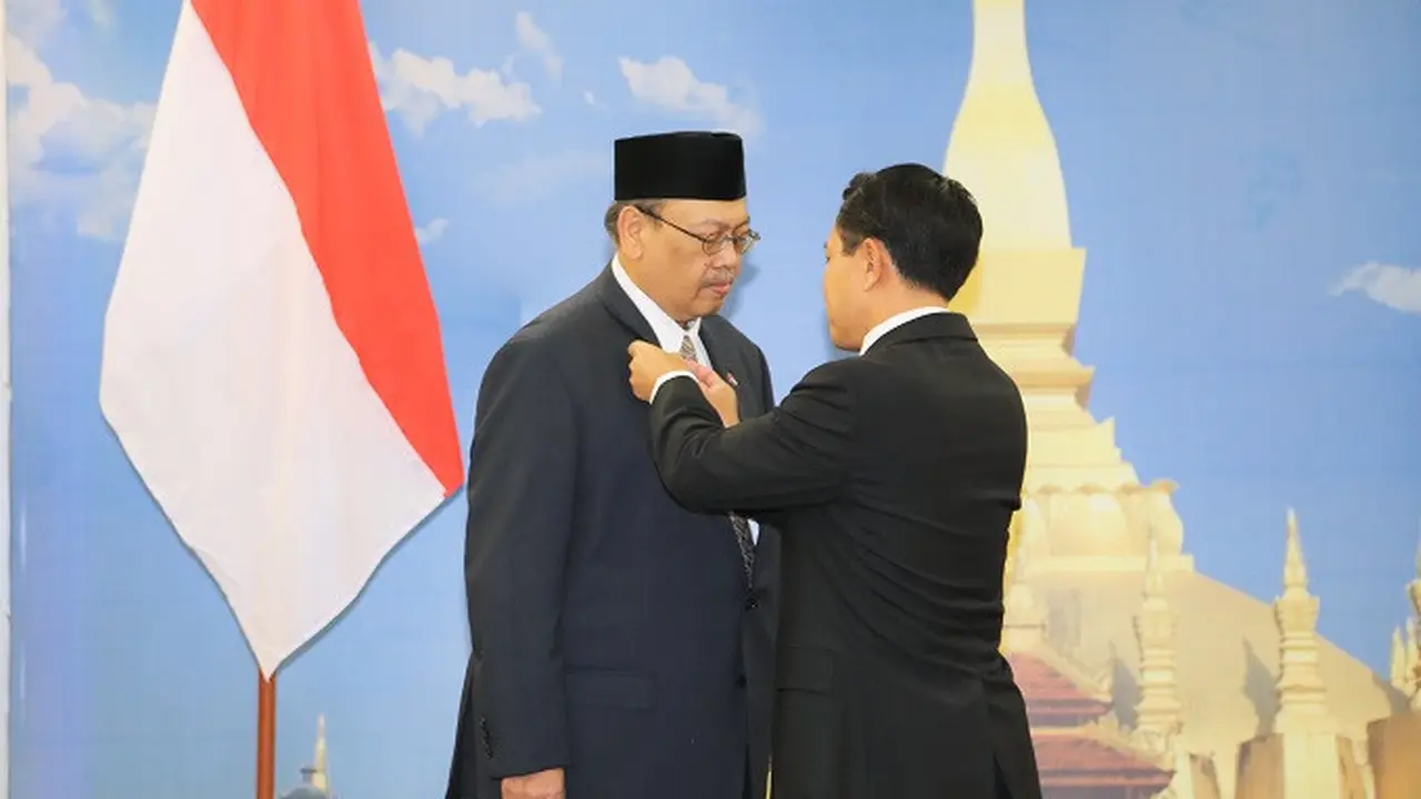 Dubes RI untuk Laos Irmawan Emir Wisnandar saat menerima penghargaan Cross of Friendship dari Menteri Luar Negeri Laos Saleumxay Kommasith