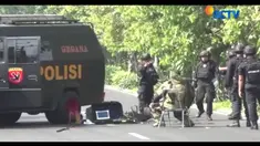 Tiga orang diduga kuat pelaku bom bunuh diri tewas di lokasi kejadian. Dua di antaranya adalah anak-anak.