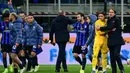 Pelatih Inter Milan, Simone Inzaghi (kanan) memeluk Yann Sommer pada akhir laga lanjutan Serie A 2024/2025 melawan Como di Stadion Giuseppe Meazza, Milan pada Senin 23 Desember 2024 waktu setempat atau Selasa 24 Desember 2024 dini hari WIB. (Piero CRUCIATTI/AFP)