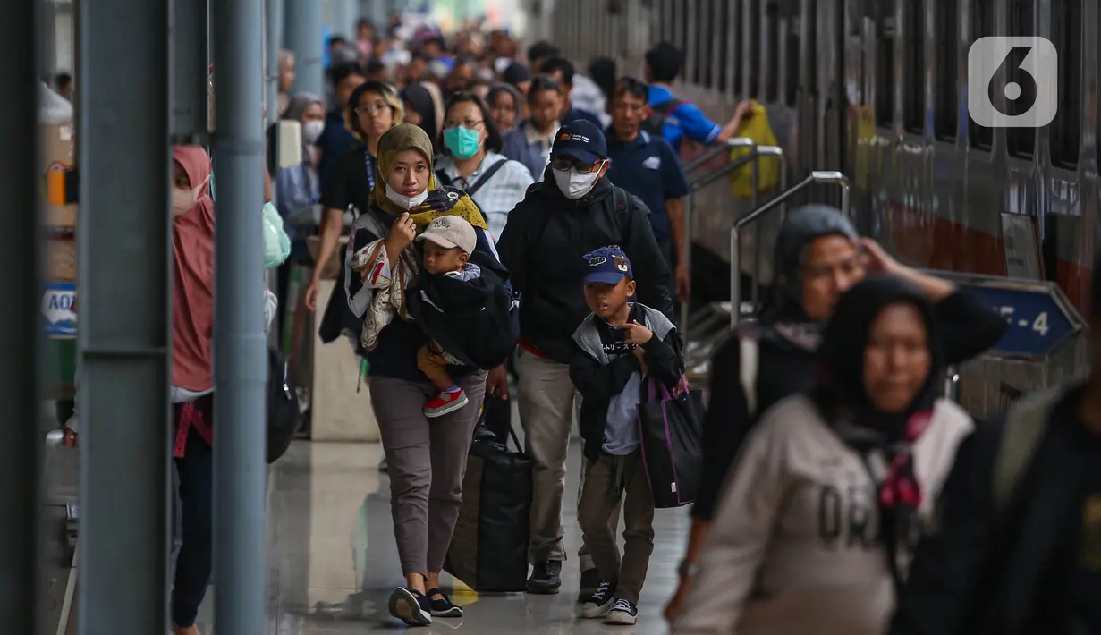 Stasiun Pasar Senen dan Gambir menjadi salah satu titik keberangkatan dan kedatangan utama bagi para penumpang dari/menuju sejumlah wilayah di pulau Jawa. (Liputan6.com/Angga Yuniar)