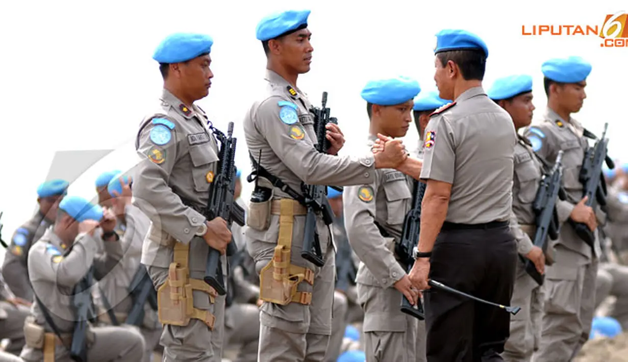 Kapolri Jenderal Sutarman memberikan ucapan selamat kepada anggota Formed Police Unit usai acara pembaretan (Liputan6.com/Helmi Fithriansyah)