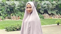 Prilly Latuconsina dalam balutan hijab besar pada saat kehadirannya di sebuah kajian. (Liputan6.com/Instagram/@prillylatuconsina96)