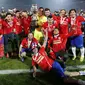 Timnas Chile mengangkat trofi Copa America 2015