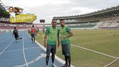 Stefano Lilipaly dan Rizky Pora berfoto sebelum melakukan latihan di Philippine Sports Stadium, (18/11/2016).  (Bola.com/Nicklas Hanoatubun)