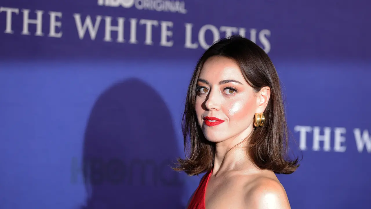 Seksinya Aubrey Plaza Pakai Gaun Merah di Pemutaran Film The White Lotus