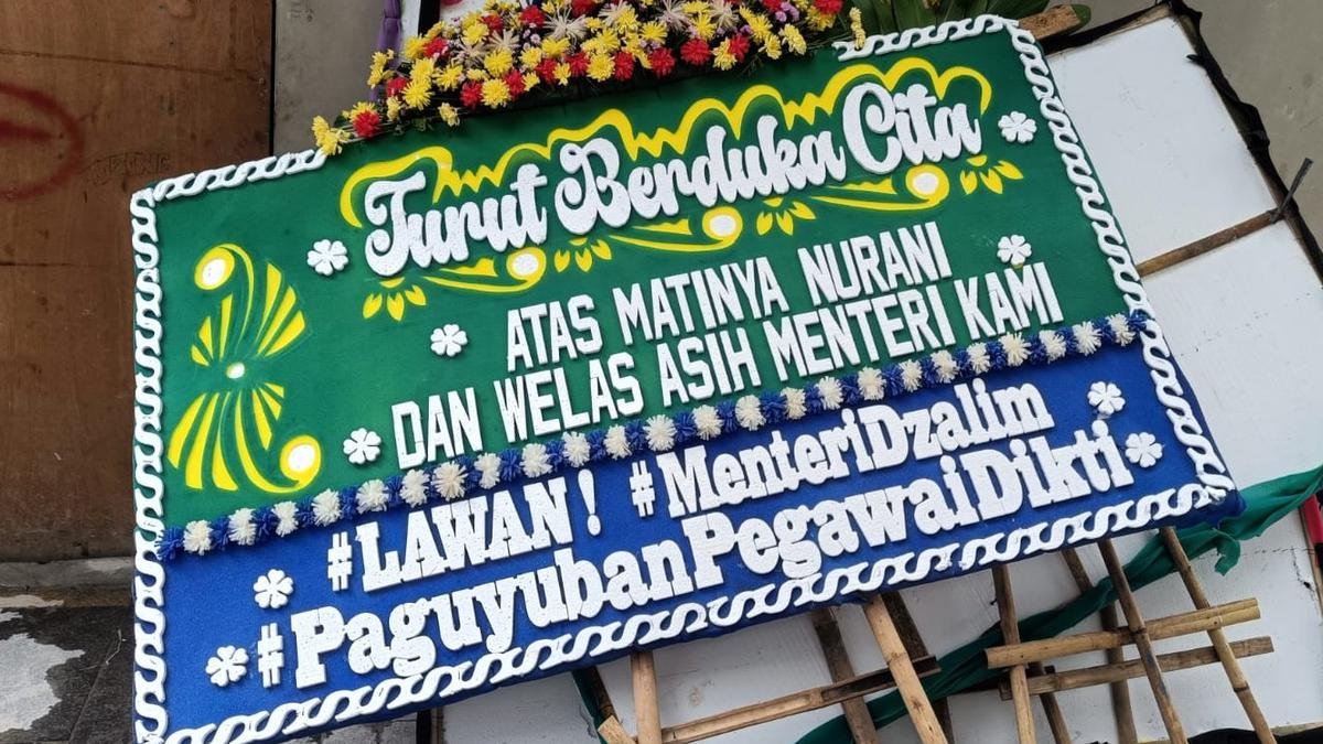 Karangan bunga untuk protes Mendiktisaintek Satryo Soemantri