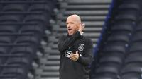 Pelatih Ajax Amsterdam Erik Ten Hag mengambil bagian dalam sesi latihan di Stadion Tottenham Hotspur di London pada 29 April 2019. Erik ten Hag dilaporkan telah setuju menandatangani kontrak empat tahun setelah menjadi manajer Manchester United atau MU berikutnya. (EMMANUEL DUNAND / AFP)