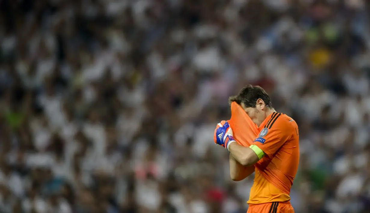 Ekspresi Iker Casillas usai  Real Madrid kalah di Semi Final Liga Champions, Santiago Bernabeu, Spanyol, Kamis (14/5/2015). Madrid kalah oleh Juventus dengan agregat  3-2. (AFP Photo/ Dani Pozo)