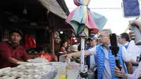 Menteri Perdagangan Zulkifli Hasan saat meninjau ke Pasar Pasir Gintung, Bandar Lampung, Provinsi Lampung pada hari ini, Sabtu (7/1)/2023).