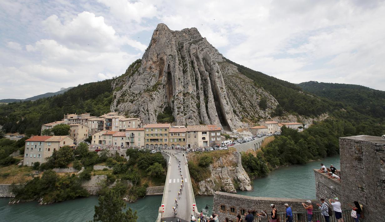 Pebalap Tour de France melewati kota Sisteron dengan bukit yang unik pada etape ke-29 dengan jarak tempuh 222,5 km dari Embrun menuju Salon-de-Provence, Prancis, (21/7/2017). (AP/Christophe Ena)