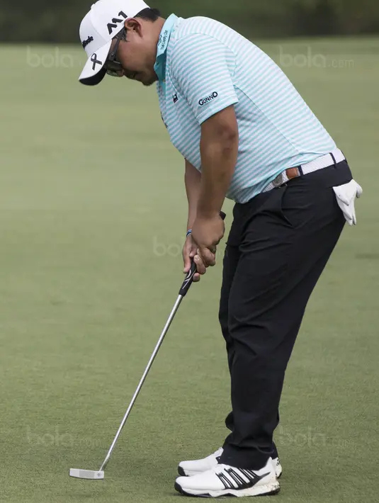 Pegolf Thailand, Panuphol Pittayarat, menjadi juara Golf Indonesia Open di Lapangan Golf Pondok Indah, Jakarta, Minggu (29/10/2017). Dirinya mengumpulkan 265 pukulan atau 23 di bawah par selama empat hari. (Bola.com/Vitalis Yogi Trisna)