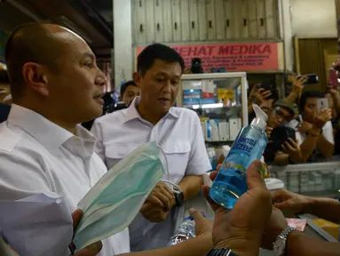 Petugas Polda Metro Jaya menggelar sidak di salah satu toko penjualan masker di Pasar Pramuka, Jakarta Timur, Rabu (4/3/2020). Sidak dilakukan untuk menyikapi lonjakan harga dan kelangkaan masker di pasaran terkait virus corona atau COVID-19. (merdeka.com/Imam Buhori)