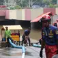 Petugas melakukan penyedotan air yang merendam underpass Kemayoran, Jakarta, Minggu (2/2/2020). Akibat hujan yang cukup lama di kawasan tersebut membuat underpass tersebut terendam air hingga ketinggian 5 meter. (Liputan6.com/Angga Yuniar)