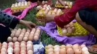 Untuk menyiasati semakin mahalnya harga kebutuhan itu, warga berebut membeli telur pecah.