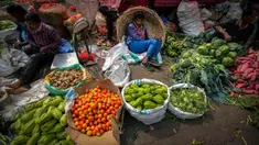 Penjual sayuran beristirahat di sebuah pasar grosir sayuran di Guwahati, India, Rabu (1/2/2023). Pemerintah Perdana Menteri India Narendra Modi berencana meningkatkan belanja modal sebesar 33% menjadi $122 miliar dalam anggaran tahunan yang diajukan ke Parlemen untuk memacu pertumbuhan ekonomi dan menciptakan lapangan kerja menjelang pemilihan umum tahun depan. (AP Photo/Anupam Nath)