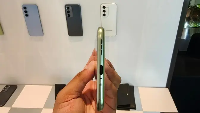 <p>Tecno Spark 40 Pro+ tampilan body bawah. Oleh Matahari Kartika Purusakara/Liputan6.com</p>