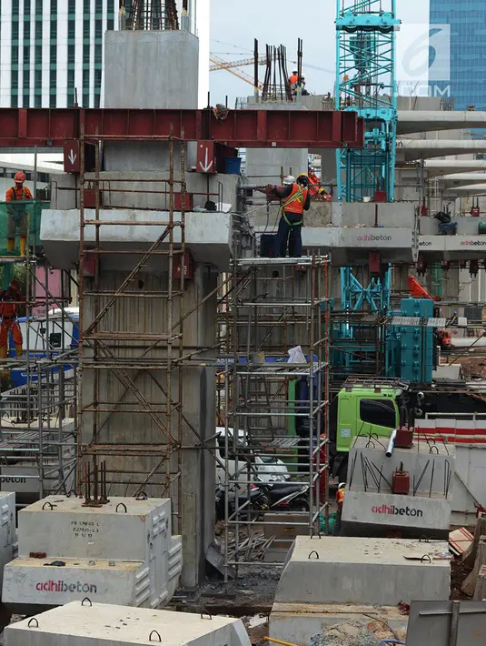 Pekerja mengerjakan proyek pembangunan LRT Jabodebek di Jalan Rasuna Said Kuningan, Jakarta, Kamis (14/2). LRT Jabodebek sendiri tercatat sepanjang 44,3 kilometer. (Merdeka.com/Imam Buhori)