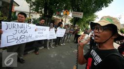 Aksi jurnalis dari AJI Yogyakarta saat berunjukrasa di depan Kantor Tempo Biro Jateng-Yogyakarta, (26/2). Aksi di gelar sebagai bentuk solidaritas atas atas pemecatan koresponden Tempo di Jayapura. (Liputan6.com/Boy Harjanto)