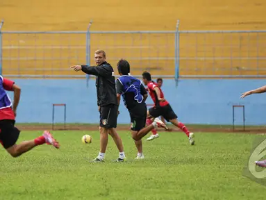 Pemain Mitra Kukar berlatih di Stadion Gajayana, Malang, Senin (19/1/2014). (Liputan6.com/Faizal Fanani)