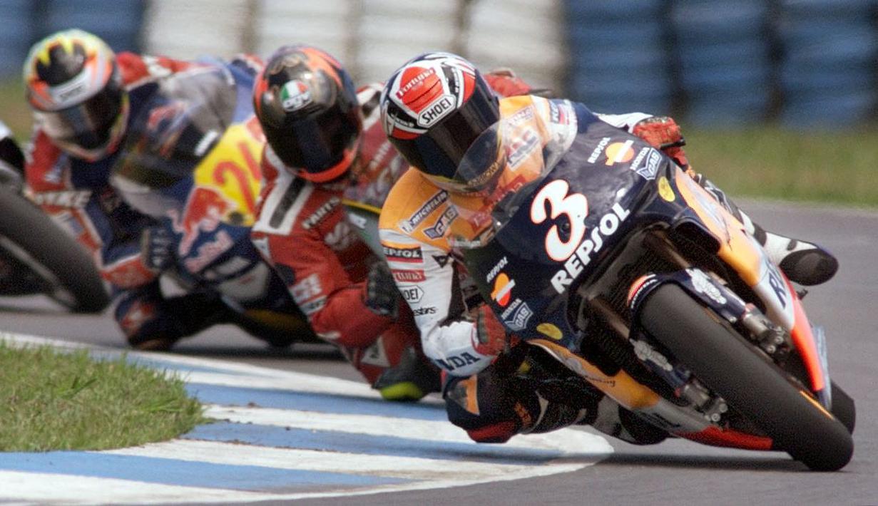 <p>Alex Criville (kanan) merupakan juara dunia asal Spanyol pertama di kelas premier. Ia ternyata punya kisah manis ketika balapan di Jerez dengan menorehkan tiga kali juara berturut-turut pada 1997 hingga 1999 bersama tim Repsol Honda. (AFP/Antonio Scorza)</p>