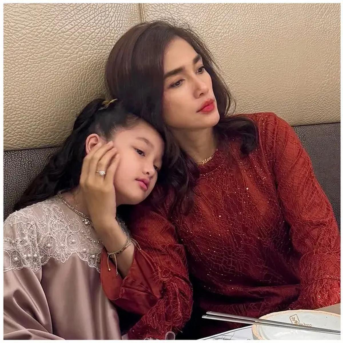 6 Potret Quality Time Ussy dan Sheva, Putri Bungsu Kian Cantik di Usia 8 Tahun