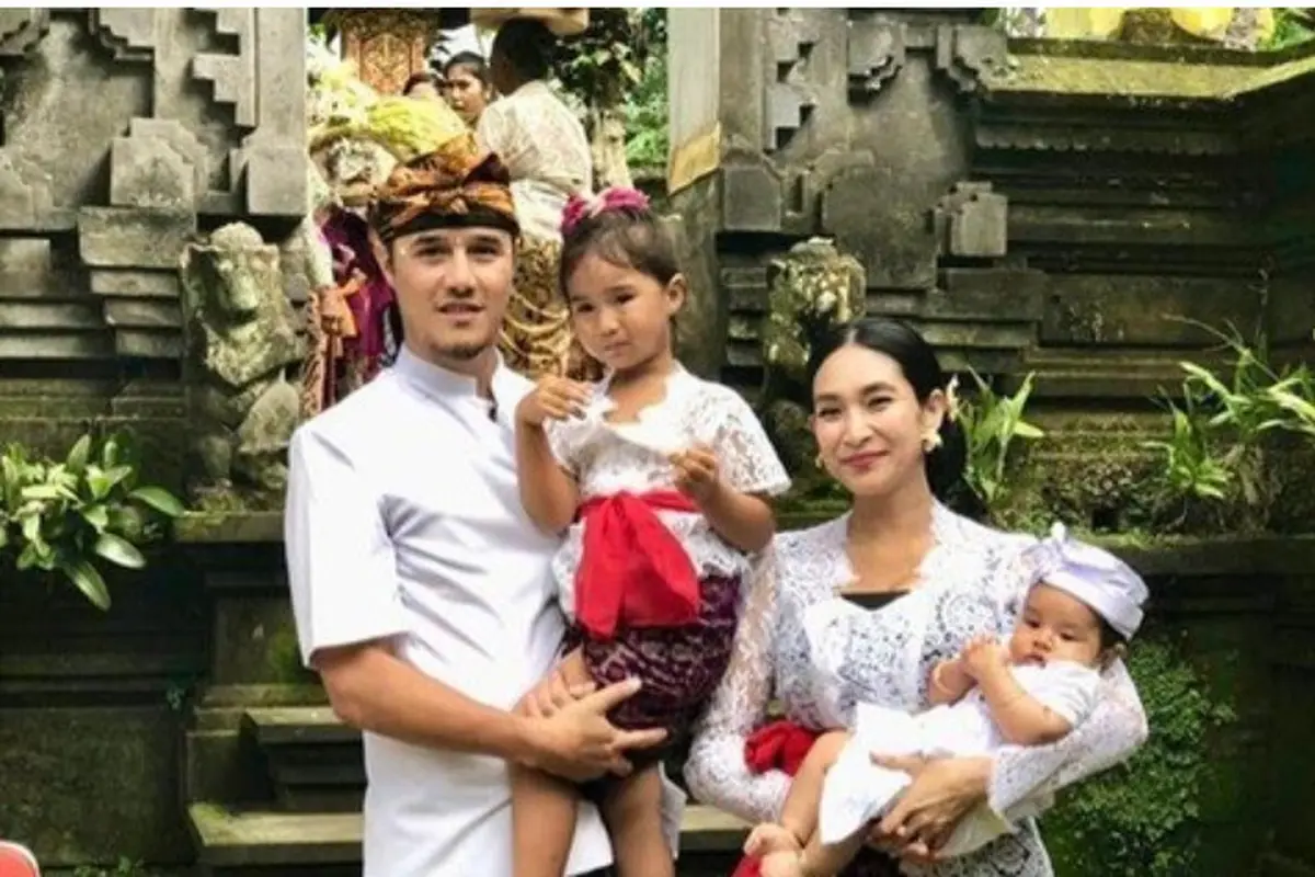 Potret pakaian adat Bali Payas Alit (Sumber: Instagram/happysalma)