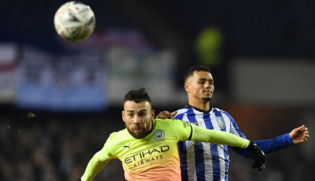 Bek Manchester City, Nicolas Otamendi, berebut bola dengan striker Sheffield Wednesday, Alessio Da Cruz, pada laga babak kelima Piala FA di Hillsborough Stadium, Rabu (4/3) malam waktu setempat. Manchester City menang 1-0 atas Sheffield. (AFP/Paul Ellis)