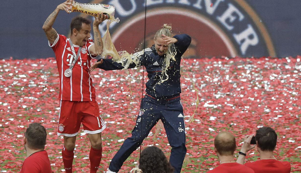 Manager Bayern, Kathleen Krueger terkena siraman Rafinha saat perayahan penyerahan trofi juara Bundesliga di Allianz Arena stadium, Munich, (20/5/2017).  Bayern menang 4-1. (AP/Matthias Schrader)