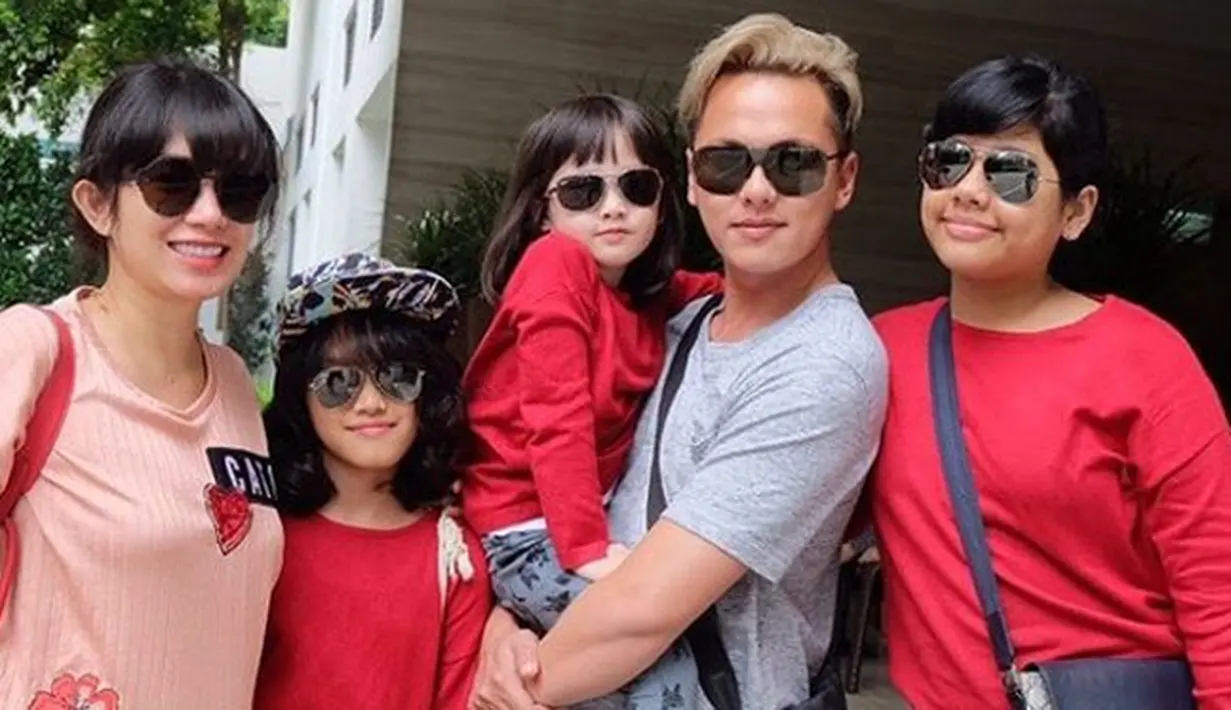 Meski anak-anak sebelumnya cewek semua, pasangan ini juga tidak mempermasalahkan jenis kelamin buah hatinya kelak. Bagi Ussy, yang penting anaknya kelak lahir sehat. (Instagram/ussypratama)