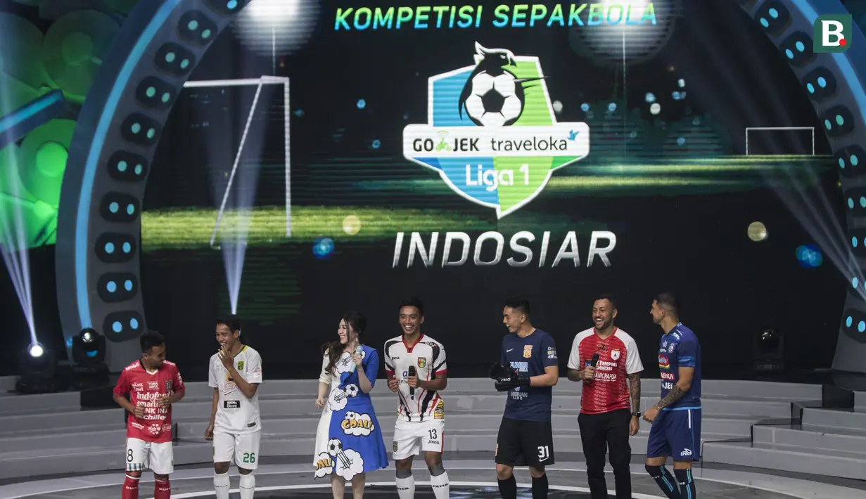 Pemain Mitra Kukar, Bayu Pradana bersiap duet nyanyi bareng Via Vallen pada acara peluncuran Liga 1 Indonesia di Studio 5 Indosiar, Jakarta, Senin (19/3/2018). Liga 1 nantinya akan diikuti oleh 18 klub. (Bola.com/Vitalis Yogi Trisna)