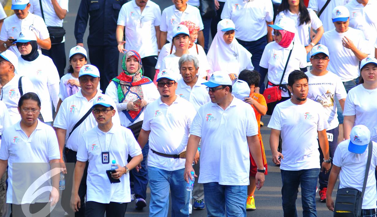 Ratusan peserta terlihat rapih saat berjalan santai menuju Bundaran HI , Jakarta, Minggu (8/11/2015). Acara ini digelar Kemkominfo untuk mengenang jasa para pahlawan telekomunikasi Indonesia. (Liputan6.com/Faisal R Syam) 
