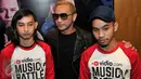 Giring Nidji saat bersama DM Project pada konfrensi pers di Senayan City, Jakarta, Senin (22/2). Perlombaan Musik yang dimulai sejak 24 November 2015 ini akhirnya menyisakan 5 finalis. (Liputan6.com/Yoppy Renato)