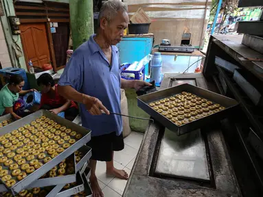 Perajin tengah membuat kue kering Lebaran di Kawasan Kwitang, Senen, Jakarta, Senin (29/6). Meskipun Lebaran masih beberapa pekan kedepan, produksi kue kering di sentra tersebut meningkat dua kali lipat dari hari biasanya. (Liputan6.com/Faizal Fanani)