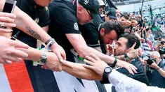 Kiper Juventus Gianluigi Buffon memeluk para pendukung sebelum pertandingan melawan Hellas Verona pada lanjutan Liga Serie A Italia di Stadion Allianz di Turin, (19/5). Juventus menang 2-1 atas Hellas Verona. (AP Photo/Alessandro Di Marco)