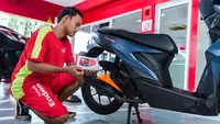 Pemilik motor disarankan untuk membeli oli Pertamina Lubricants di outlet resmi, salah satunya Enduro Motor Service. (Dok: Pertamina)