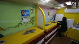 Pengunjung melihat brosur di dalam Ronald McDonald Care Mobile, Jakarta, Kamis (7/11). Ronal McDonald Care Mobile adalah mobil klini kesehatan berjalan yang memberikan akses kesehatan bagi anak-anak di daerah yang membutuhkan. (Liputan6.com/Faizal Fanani)