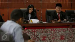 Ketua Dewan Kehormatan Penyelenggara Pemilu (DKPP), Jimly Asshiddiqie saat membacakan delapan putusan dari 15 perkara terkait Pilkada pada sidang di Gedung Bawaslu, Jakarta, Senin (26/10/2015). (Liputan6.com/Faizal Fanani)