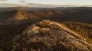 Bebatuan dan hutan yang hangus akibat kebakaran terlihat di Taman Nasional Namadgi di Canberra, Australia, pada 17 September 2020. Pohon-pohon yang hangus terbakar masih terlihat jelas di pegunungan Taman Nasional Namadgi. (Xinhua/Pemerintah Wilayah Ibu Kota Australia)